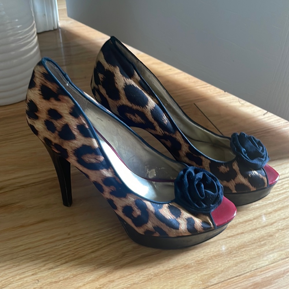 Guess platform cheetah shows size 7 1/2